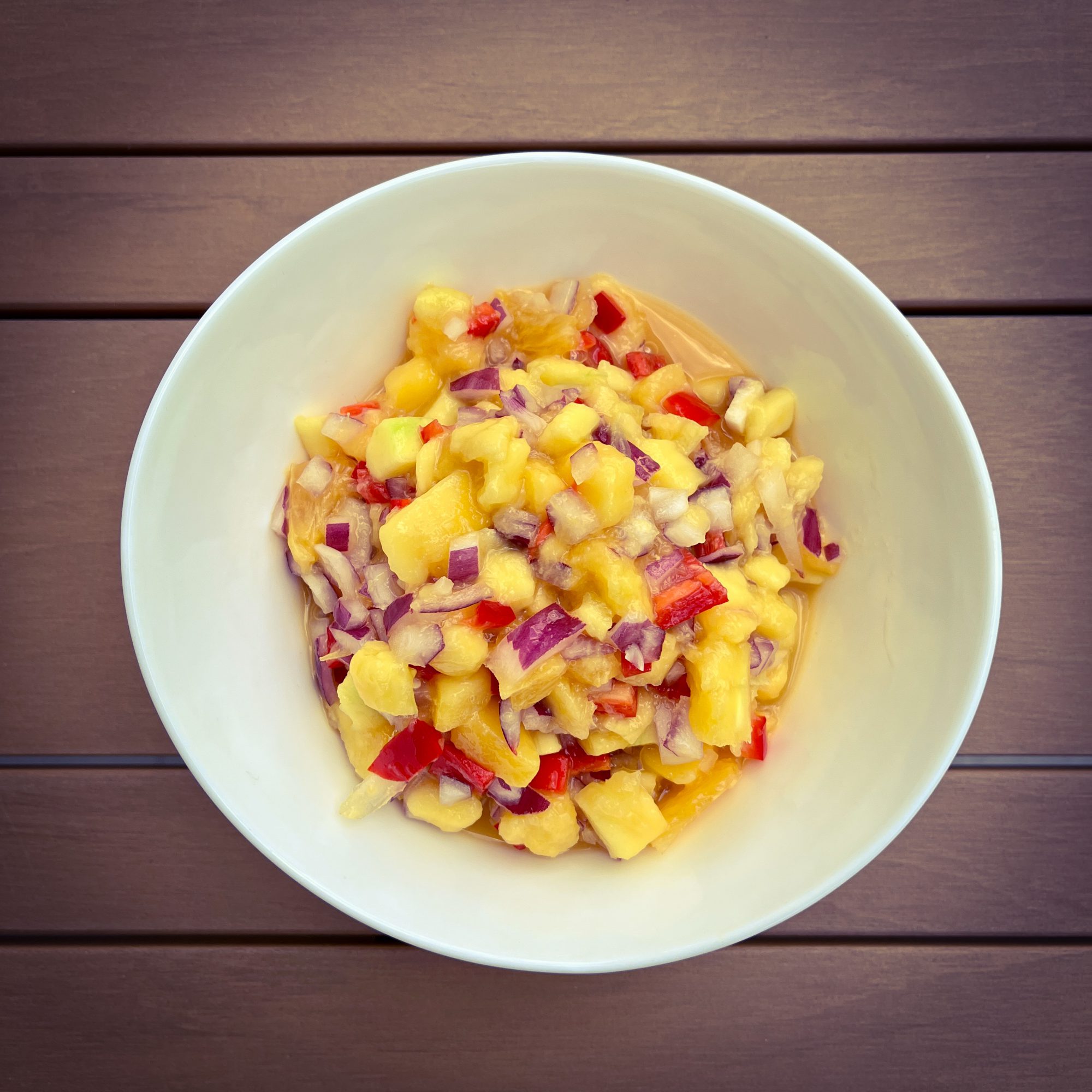 Zomerse BBQ salade met mango peper rode ui
