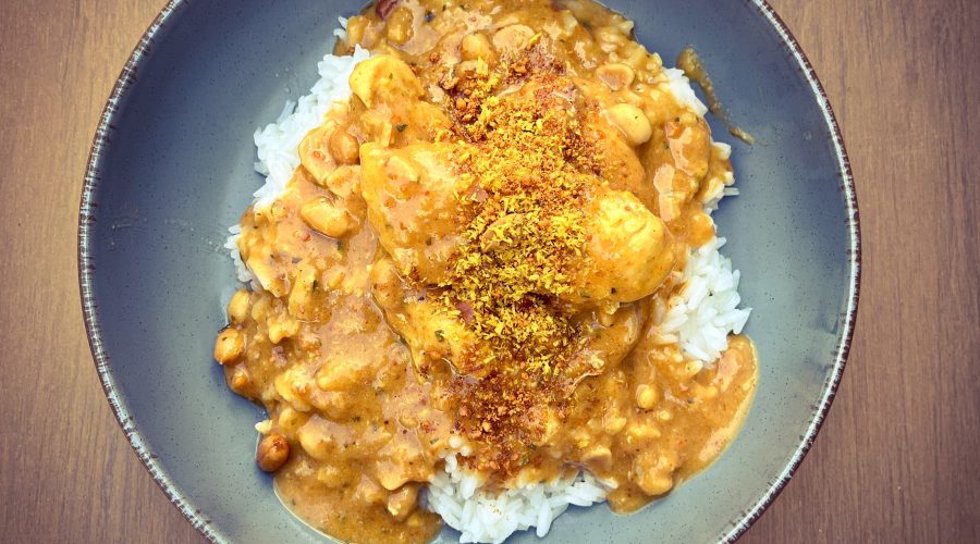 Indonesische curry met kip, pinda en Thaise rijst